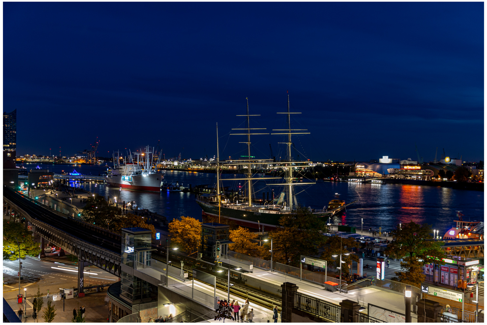 BLAUE STUNDE LANDUNGSBRÜCKEN