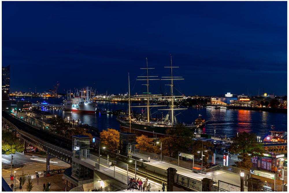 BLAUE STUNDE LANDUNGSBRÜCKEN