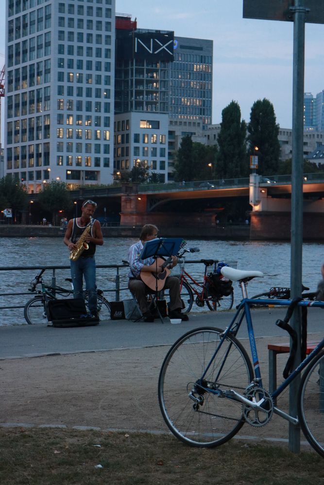 Blaue Stunde Mainufer Musiker 