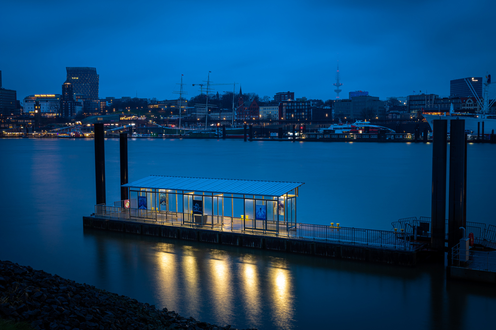 Blaue Stunde mit Blick auf die Landungsbrücken 