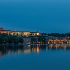 "Blaue Stunde mit Blick auf die Prager Burg (mit Veitsdom) und Karlsbrücke"