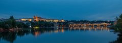 "Blaue Stunde mit Blick auf die Prager Burg (mit Veitsdom) und Karlsbrücke"
