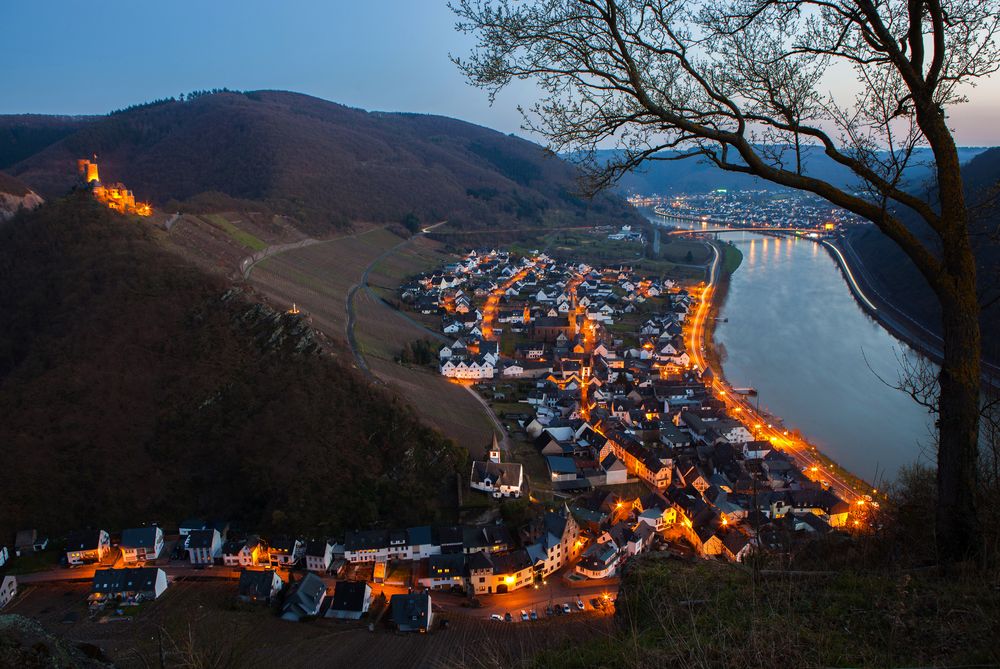 Blaue Stunde mit Blick ins Moseltal bei Alken