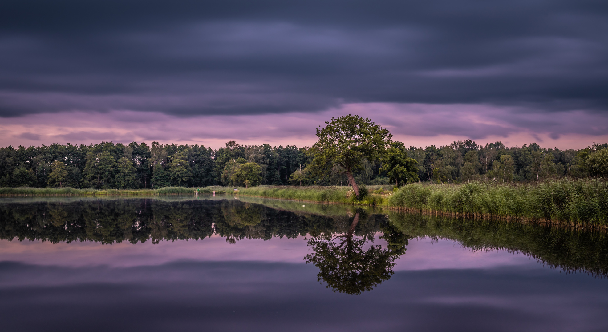 blaue Stunde mit drohenden Wolken