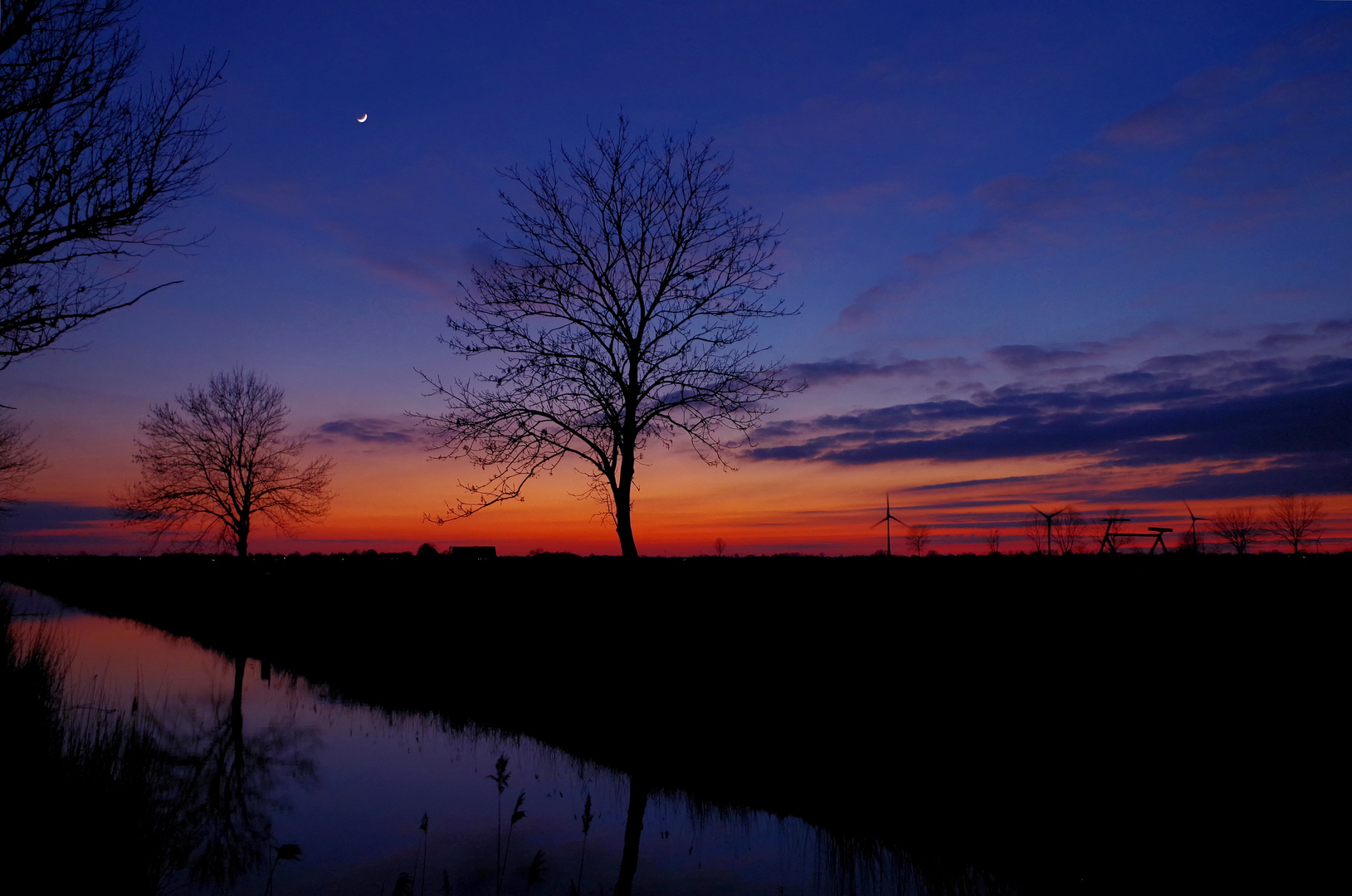 blaue Stunde mit kleiner Mondsichel