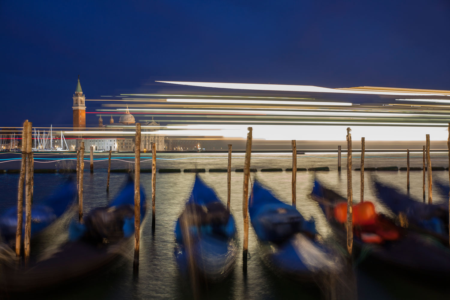 Blaue Stunde mit Kreuzfahrtschiff in der Lagune