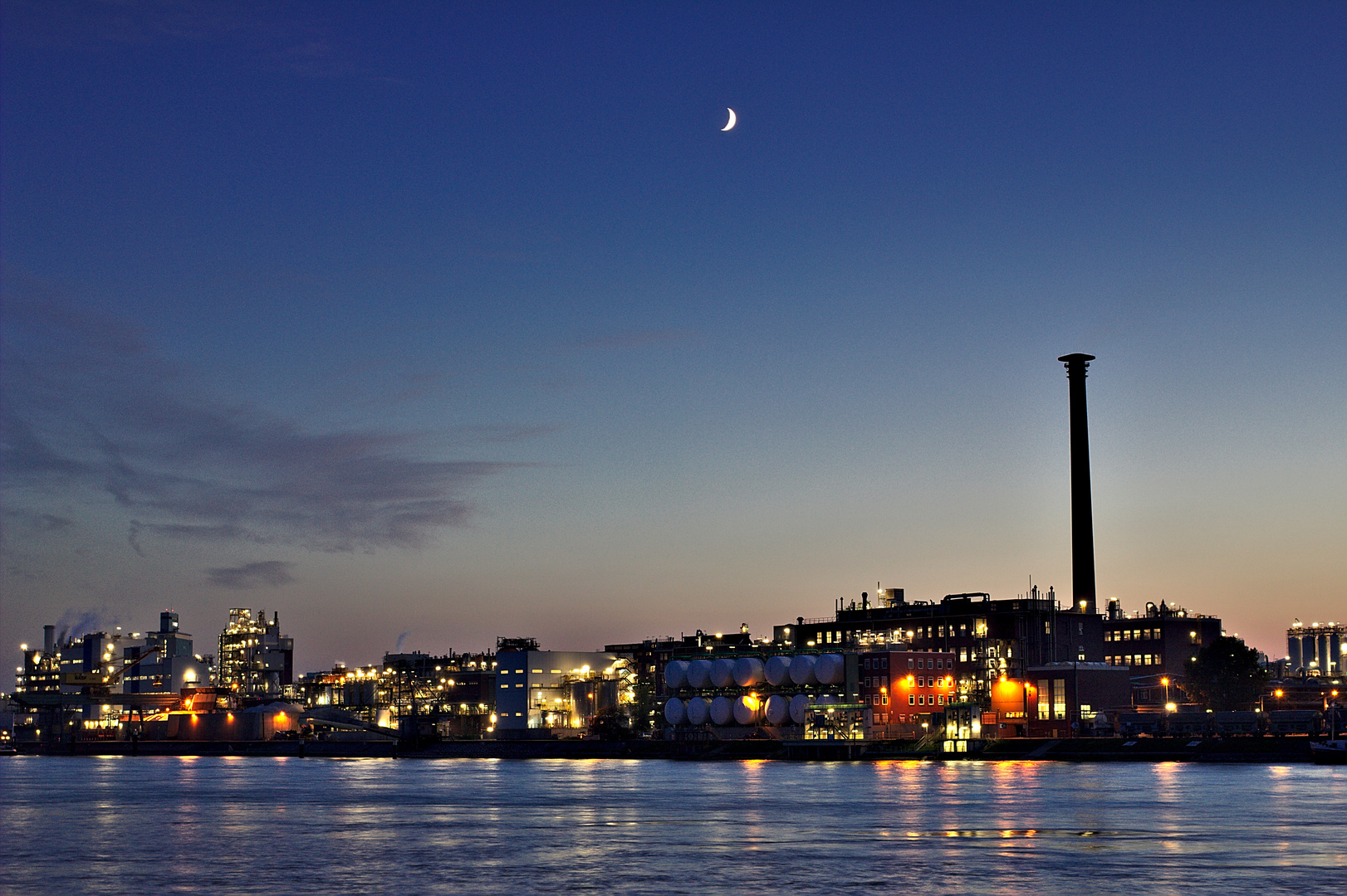 Blaue Stunde mit Mond