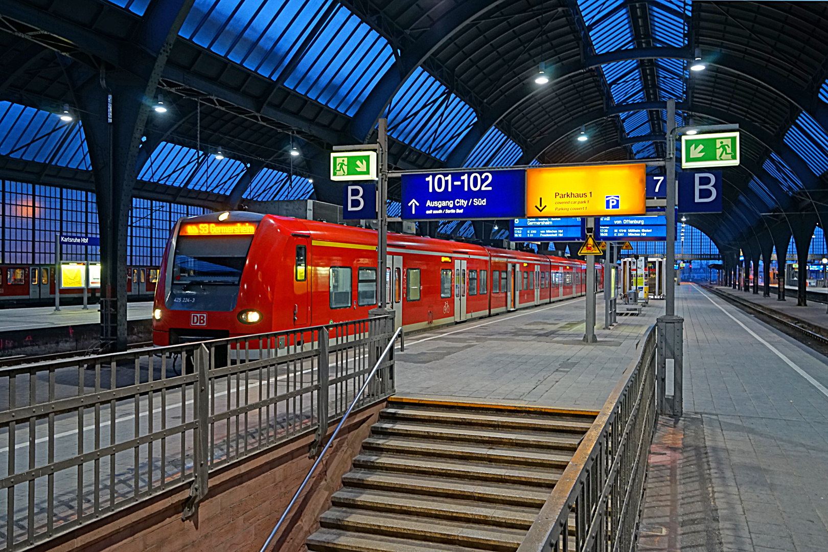 Blaue Stunde mit Quitschie in Karlsruhe Hbf