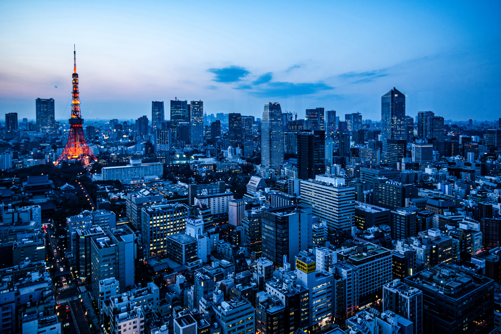 Blaue Stunde mit rotem Turm in Tokyo