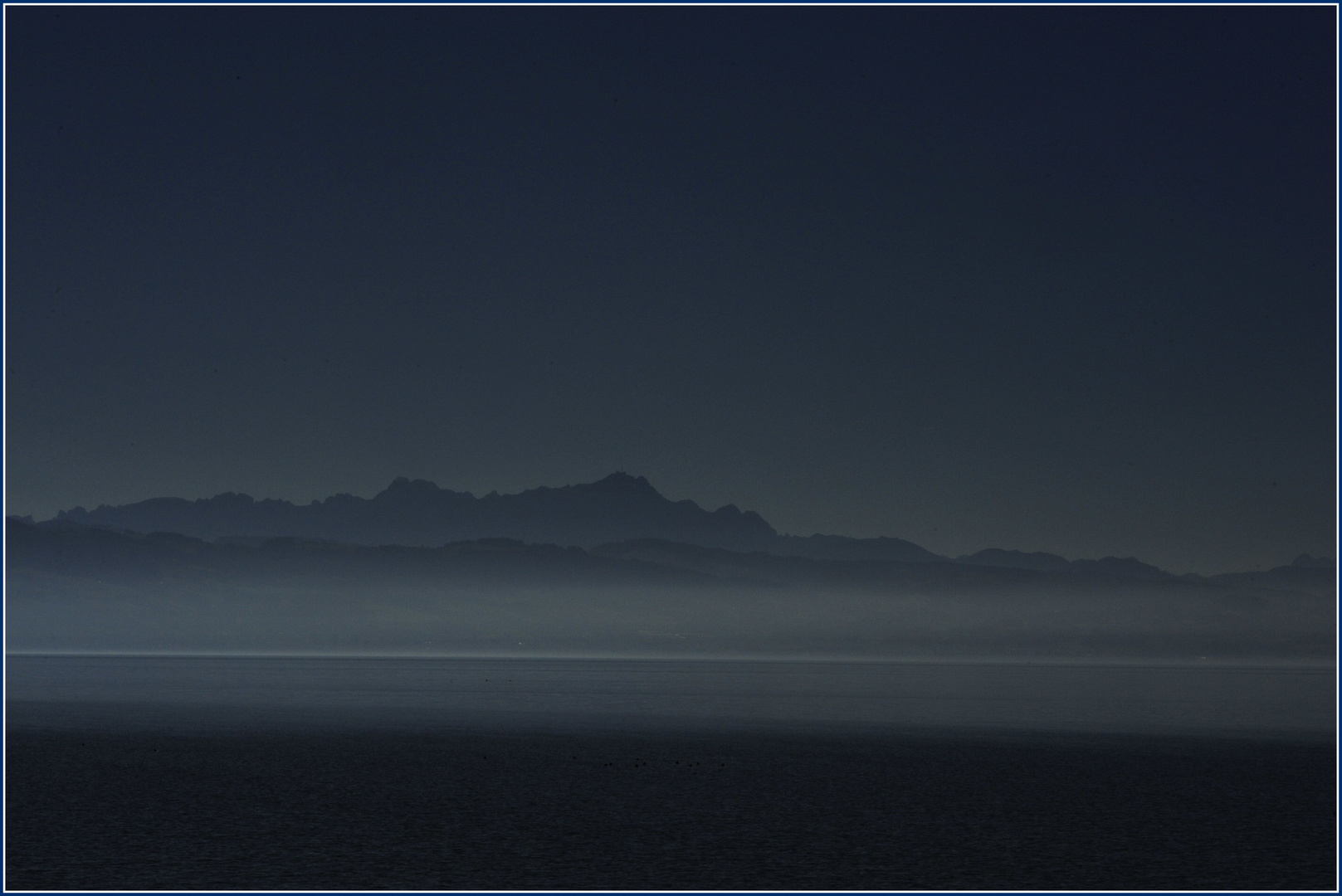 Blaue Stunde mit Säntis über dem Bodensee