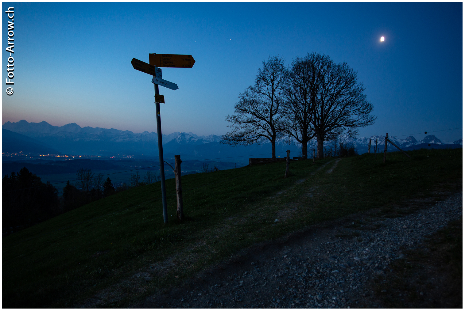 Blaue Stunde mit Wegweiser Richtung Mond