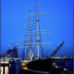 Blaue Stunde - Museumsschiff Rickmer Rickmers im Hamburger Hafen
