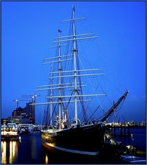 Blaue Stunde - Museumsschiff Rickmer Rickmers im Hamburger Hafen