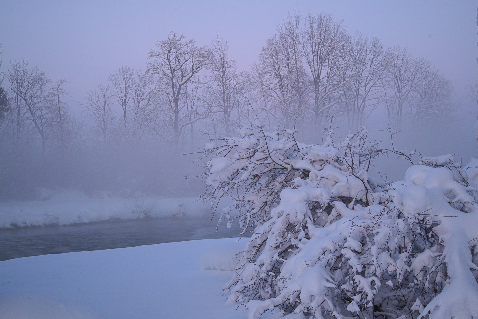 Blaue Stunde nach langem Schneefall