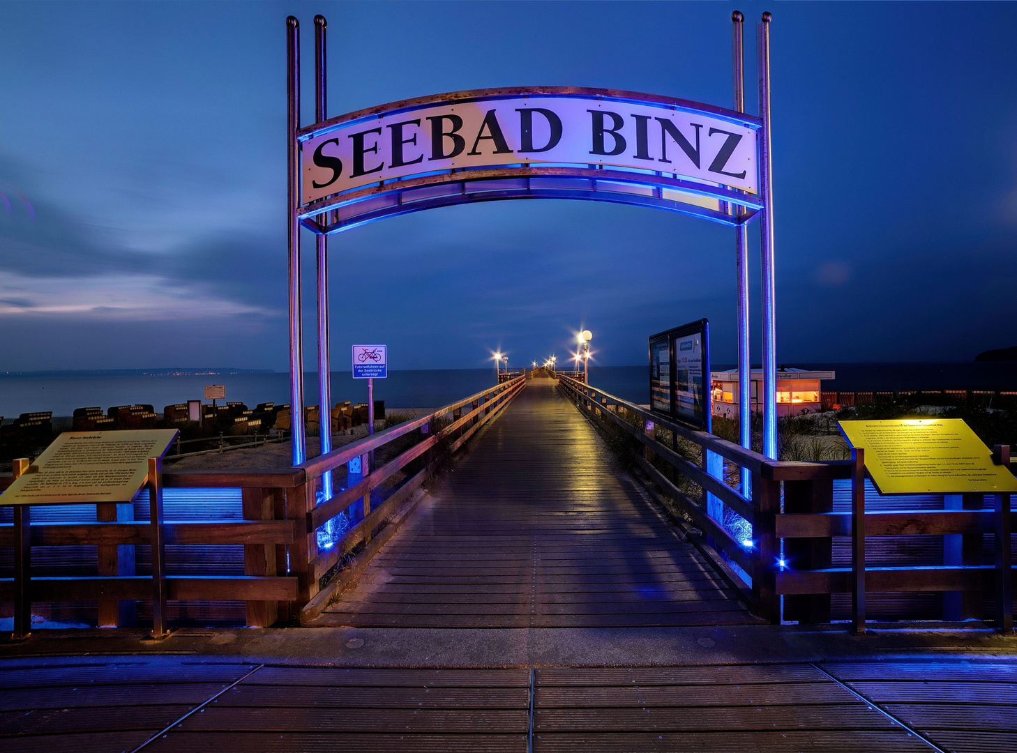 Blaue Stunde Seebad Binz - die Seebrücke ....