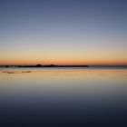 blaue Stunde spiegelt sich bei Snogebaek - Hafen