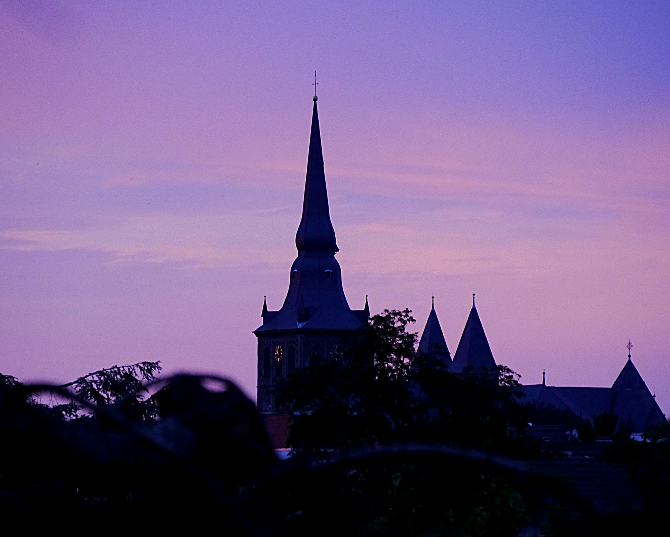 Blaue Stunde? St. Peter und Paul, Ratingen.