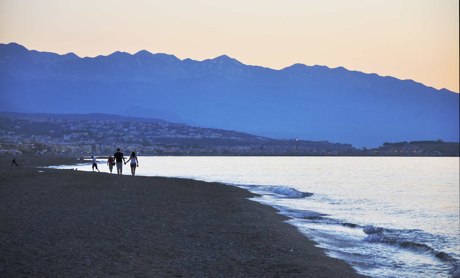 Blaue Stunde, Strand, Blick auf Rethimnon, Kreta