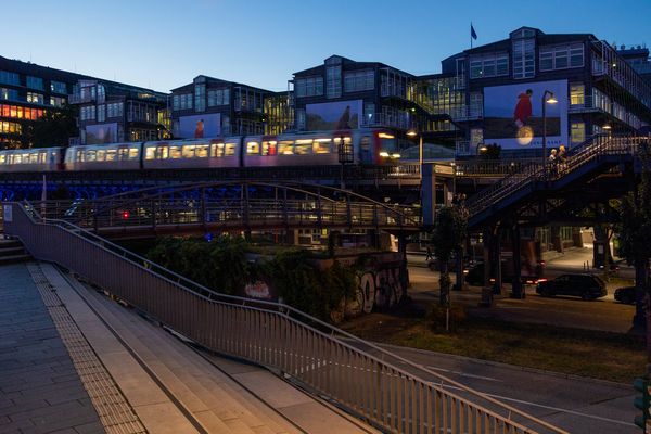 Blaue Stunde U-Bahn Zugang Baumwall