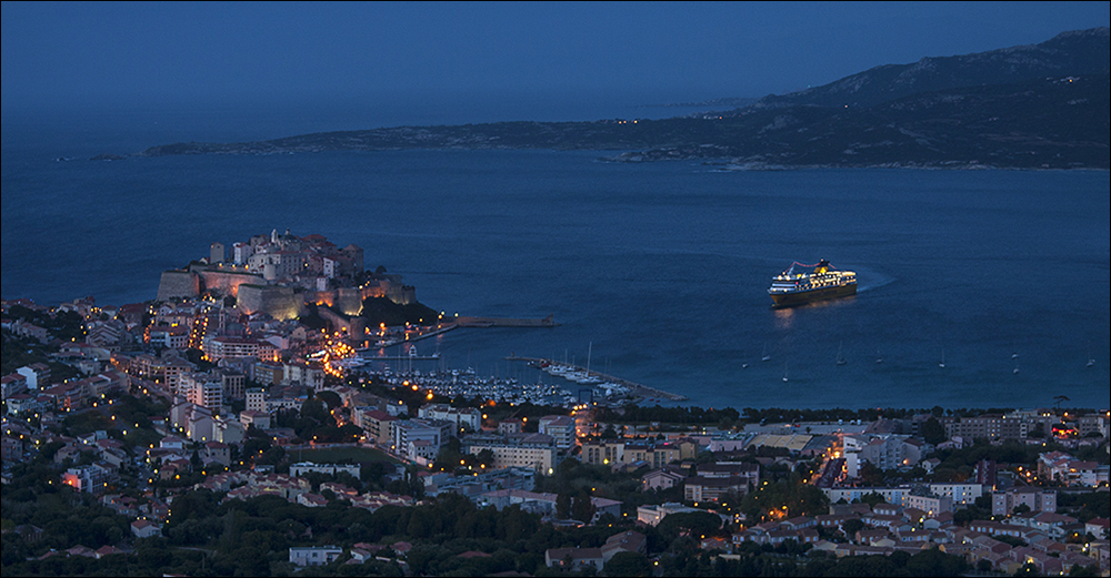 Blaue Stunde über Calvi