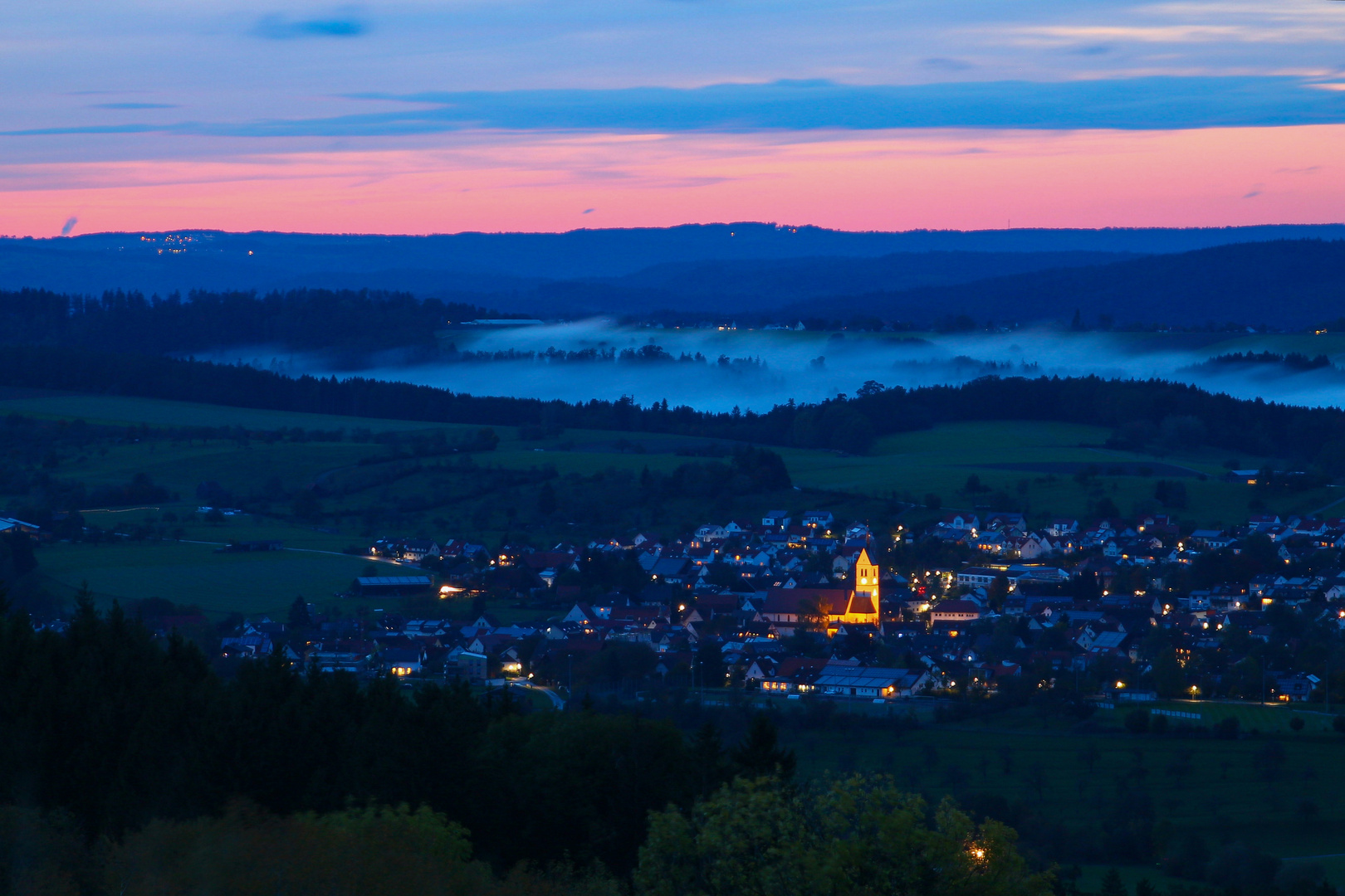 Blaue Stunde über dem Dorf