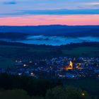 Blaue Stunde über dem Dorf