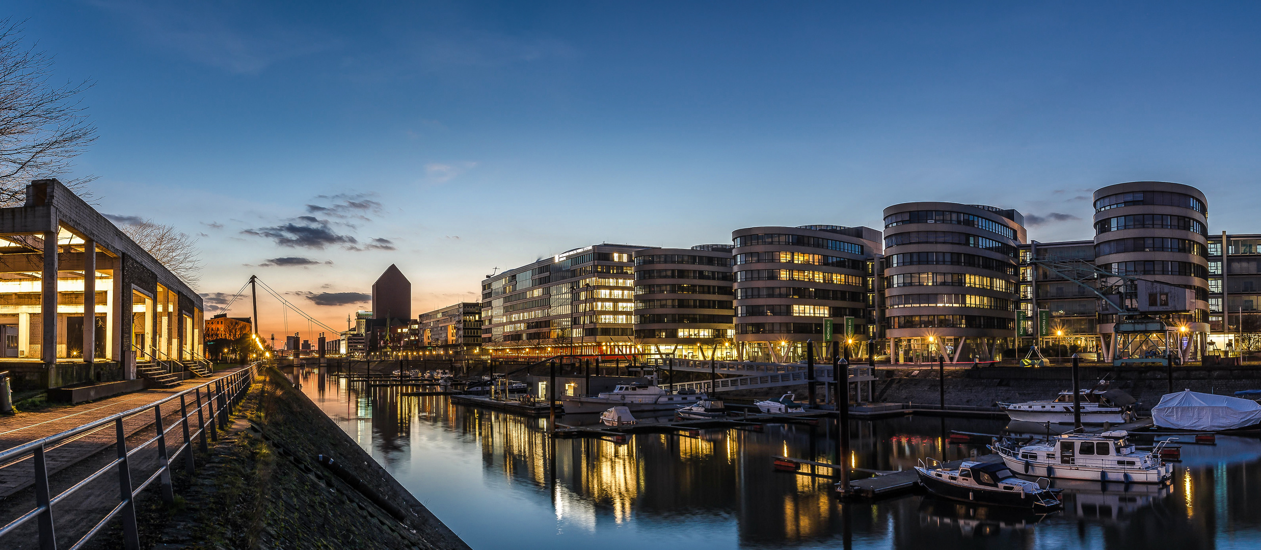 Blaue Stunde über dem Duisburger Innenhafen