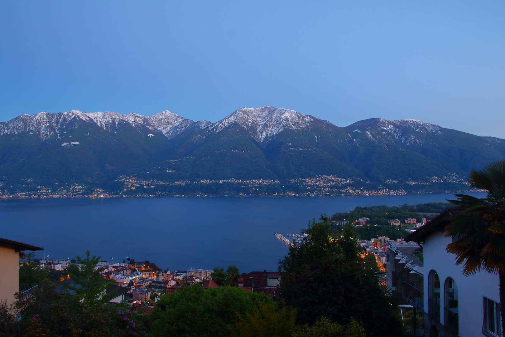  blaue Stunde über dem Lago Maggiore....