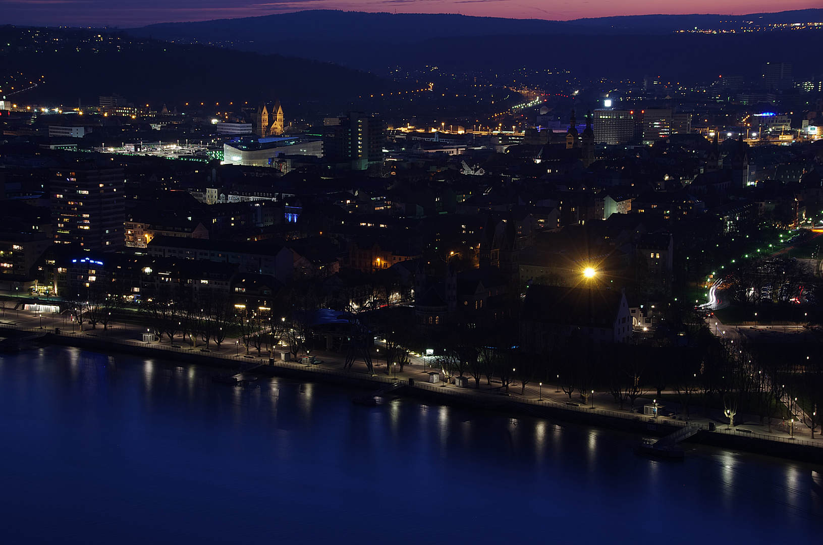 Blaue Stunde über dem Rhein