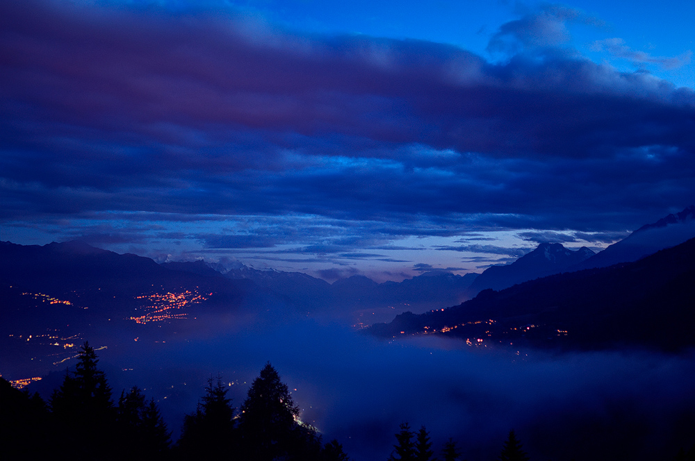 Blaue Stunde über dem Rhônetal
