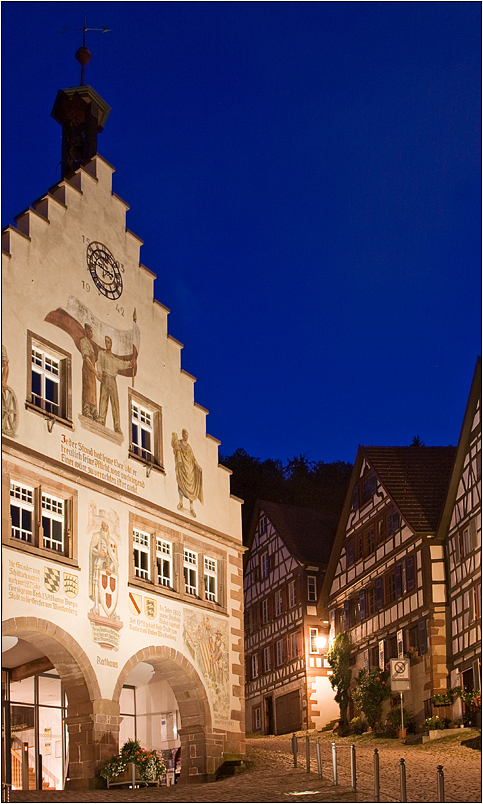 Blaue Stunde über dem Schiltacher Rathaus