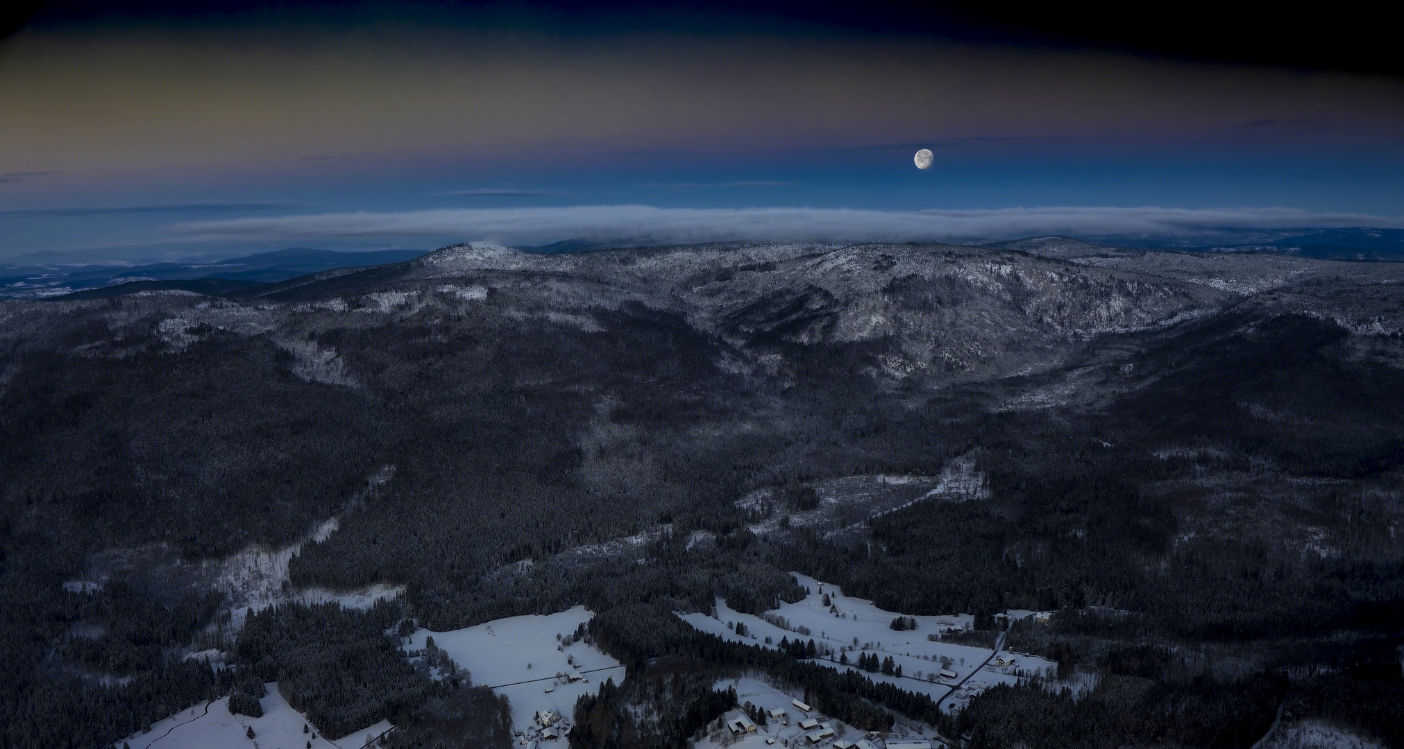 Blaue Stunde über den Bergen des Bayerischen Waldes