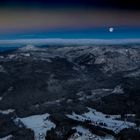 Blaue Stunde über den Bergen des Bayerischen Waldes