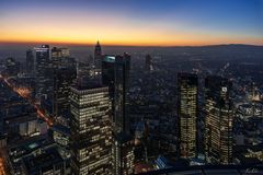 Blaue Stunde über den Dächern von Frankfurt