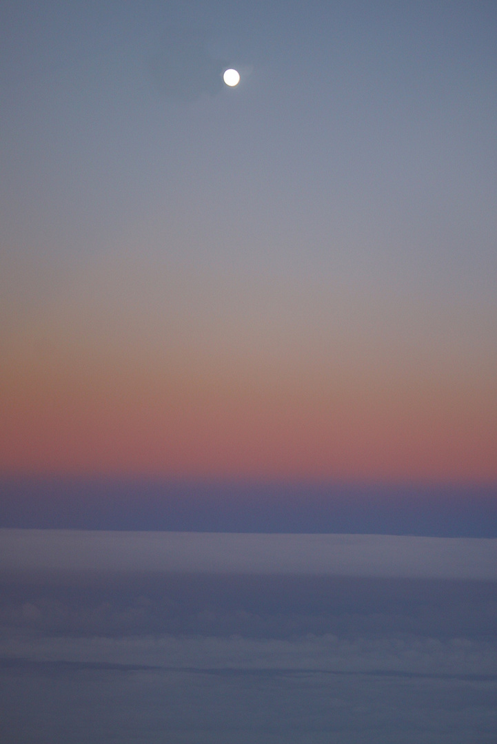 Blaue Stunde über den Wolken