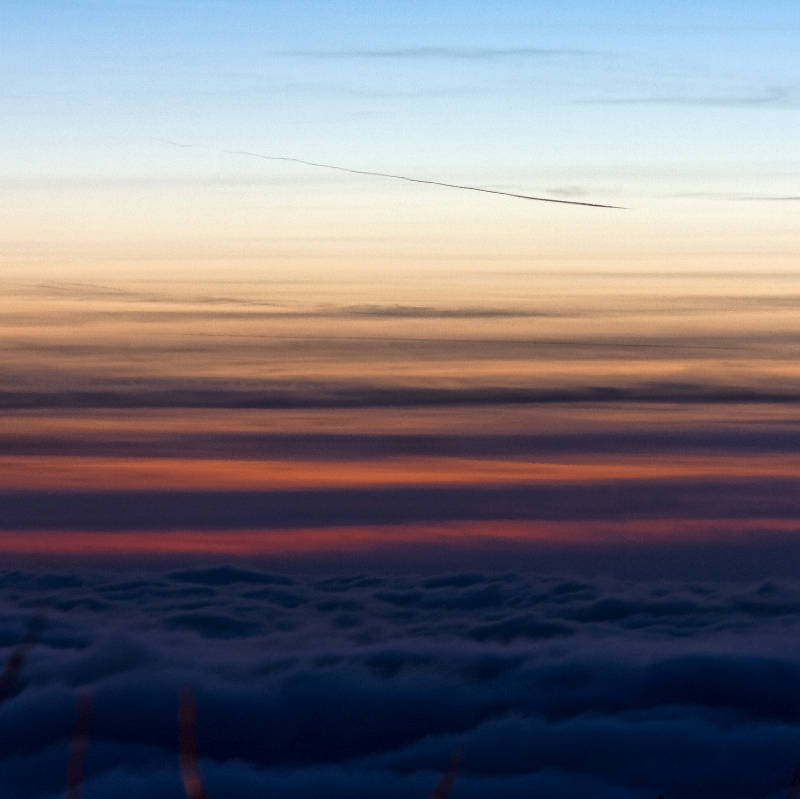 Blaue Stunde über den Wolken