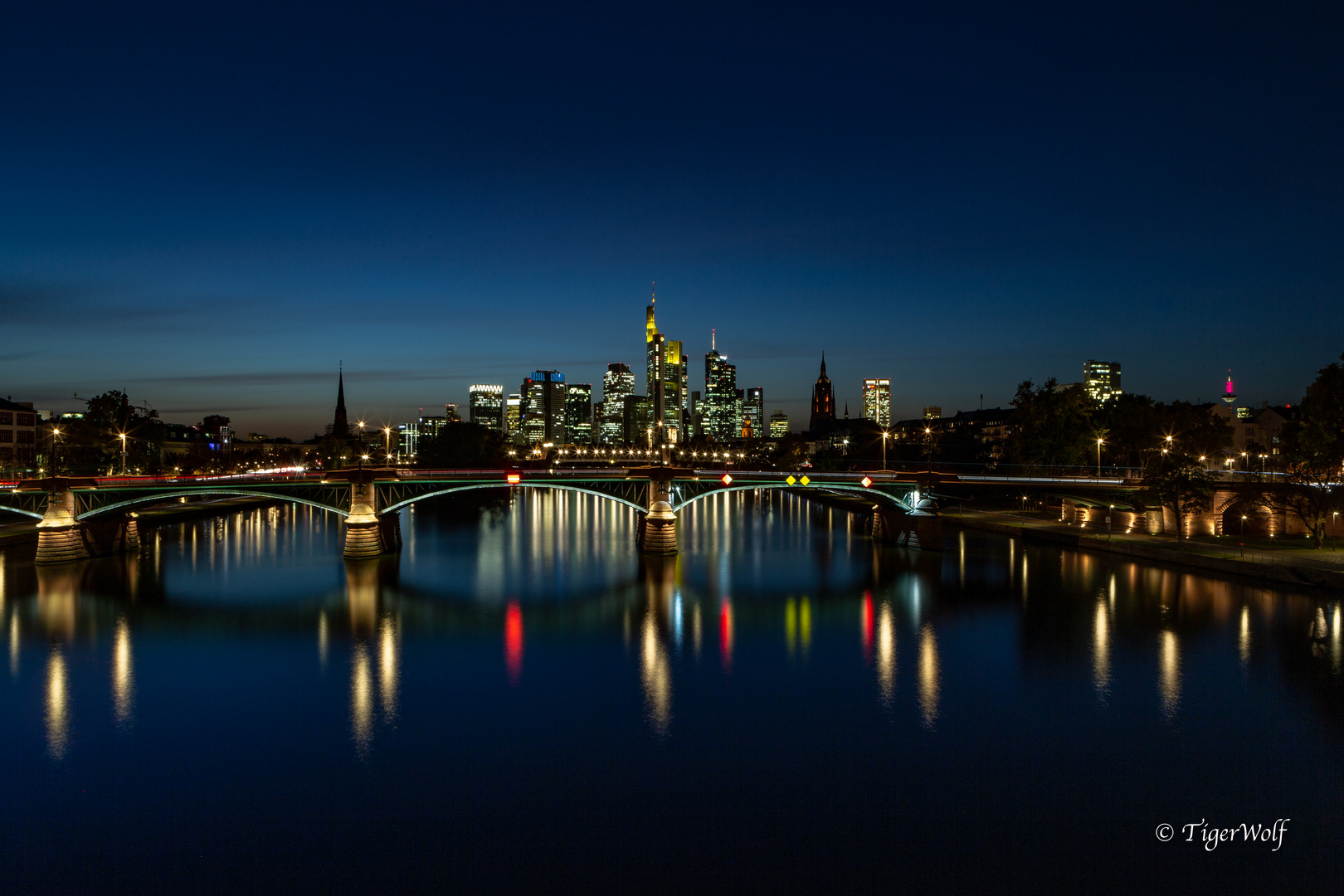 Blaue Stunde über der Frankfurter Skyline