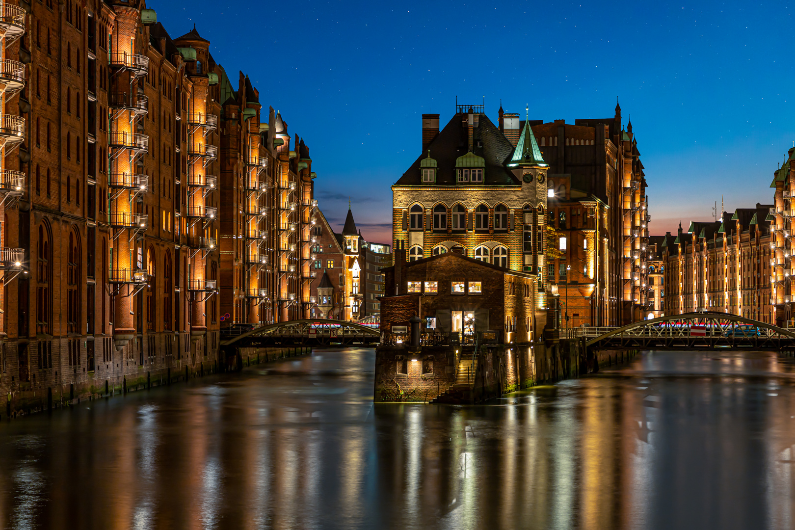 Blaue Stunde über der Speicherstadt