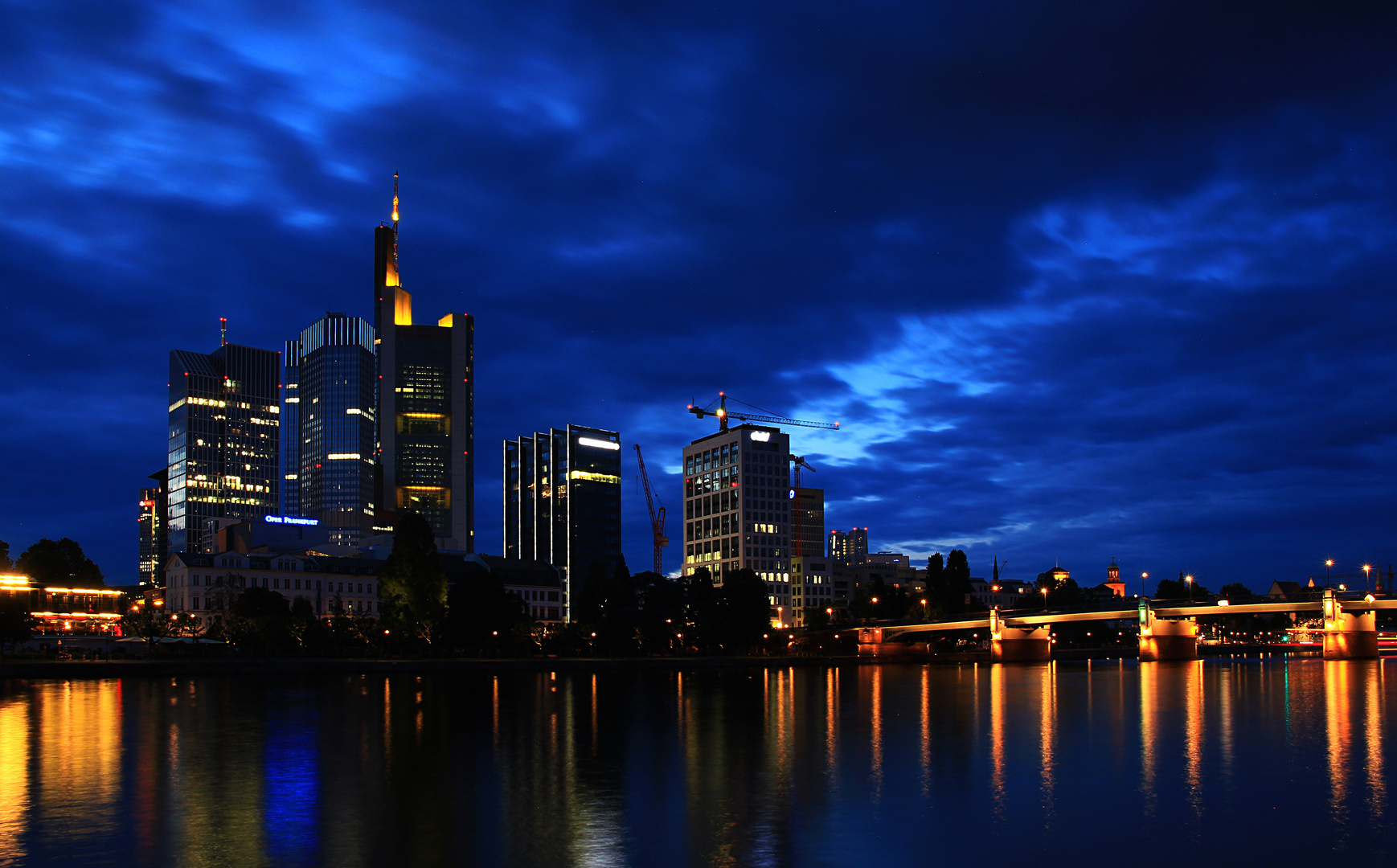 Blaue Stunde über Frankfurt am Main