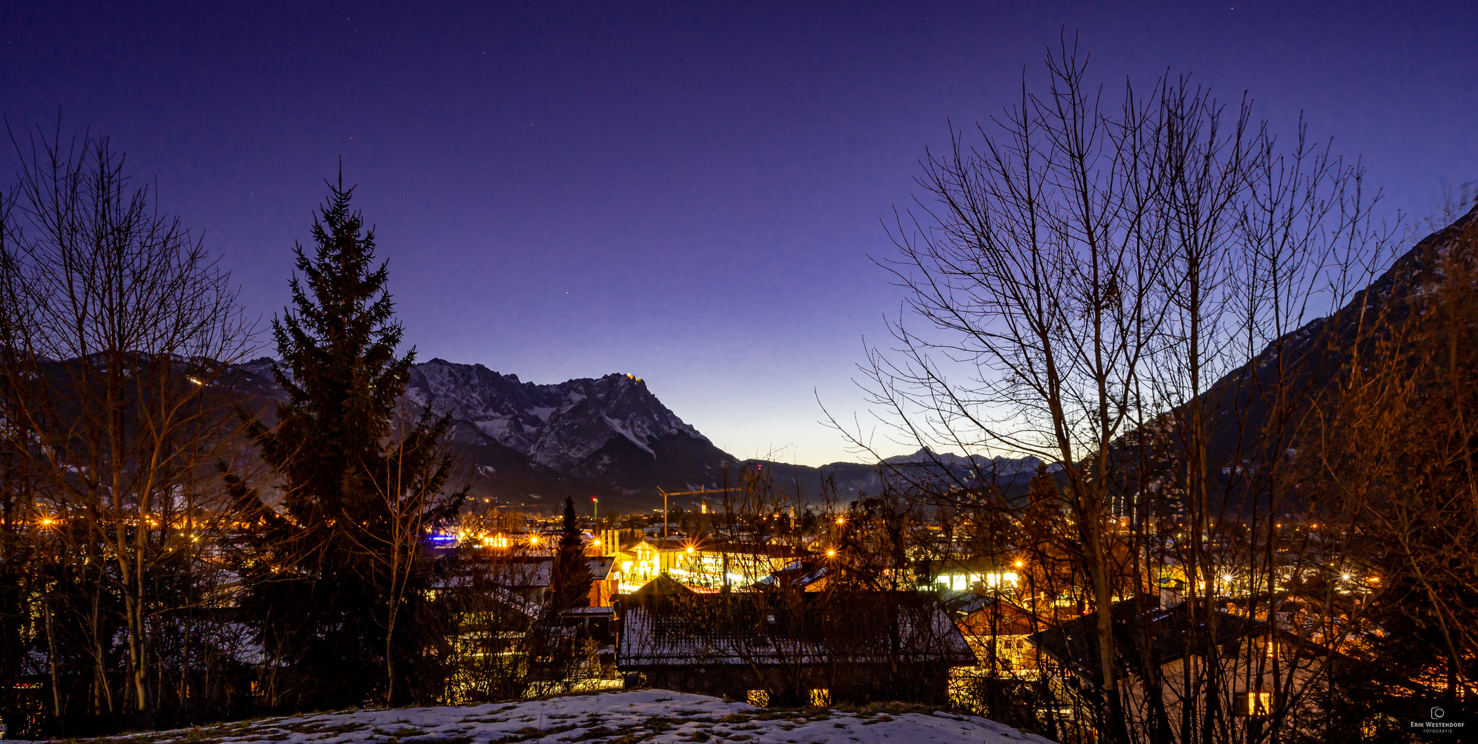 Blaue Stunde über Garmisch und der Zugspitze