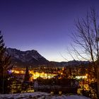 Blaue Stunde über Garmisch und der Zugspitze