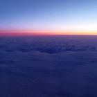 Blaue Stunde über Grönland aus dem Flugzeugfenster