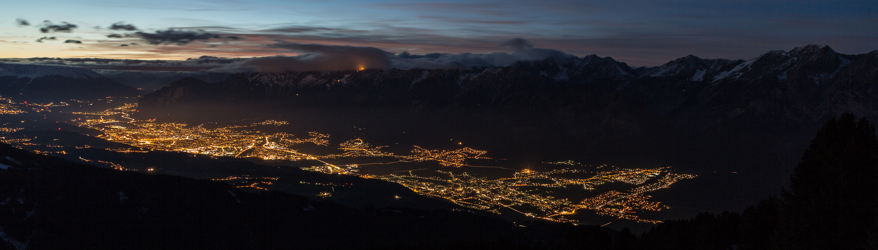Blaue Stunde über Innsbruck