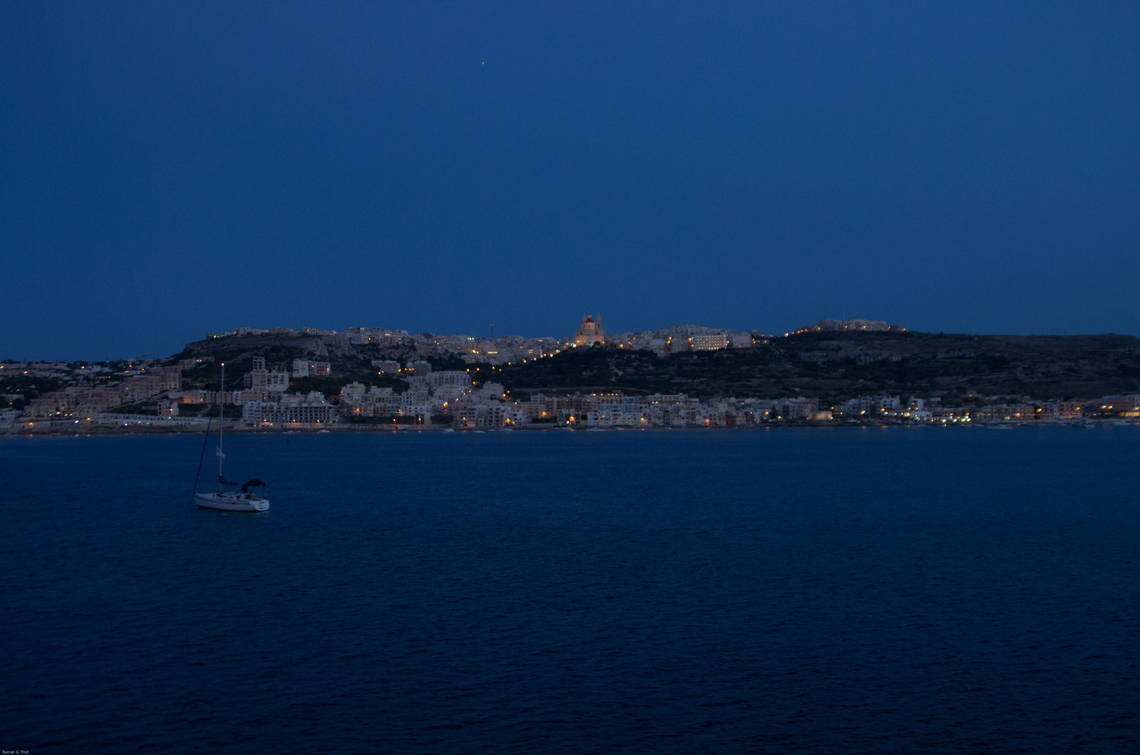 Blaue Stunde über Mellieha Bay