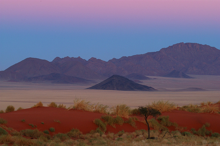 Blaue Stunde über Namibrand von Dionys Moser