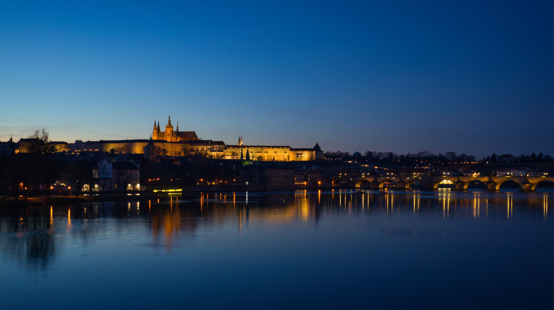 Blaue Stunde über Prag