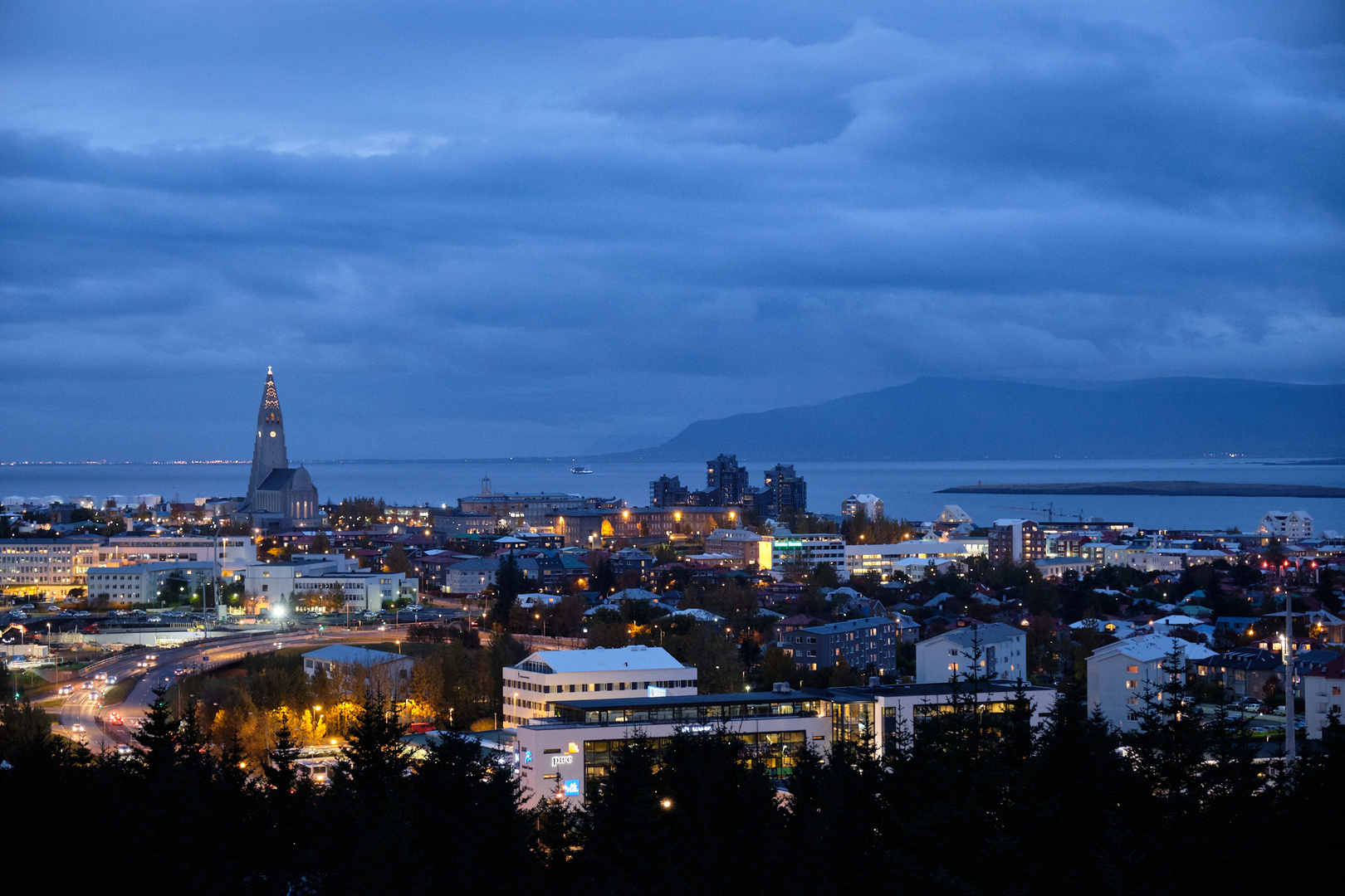 Blaue Stunde über Reykjavik