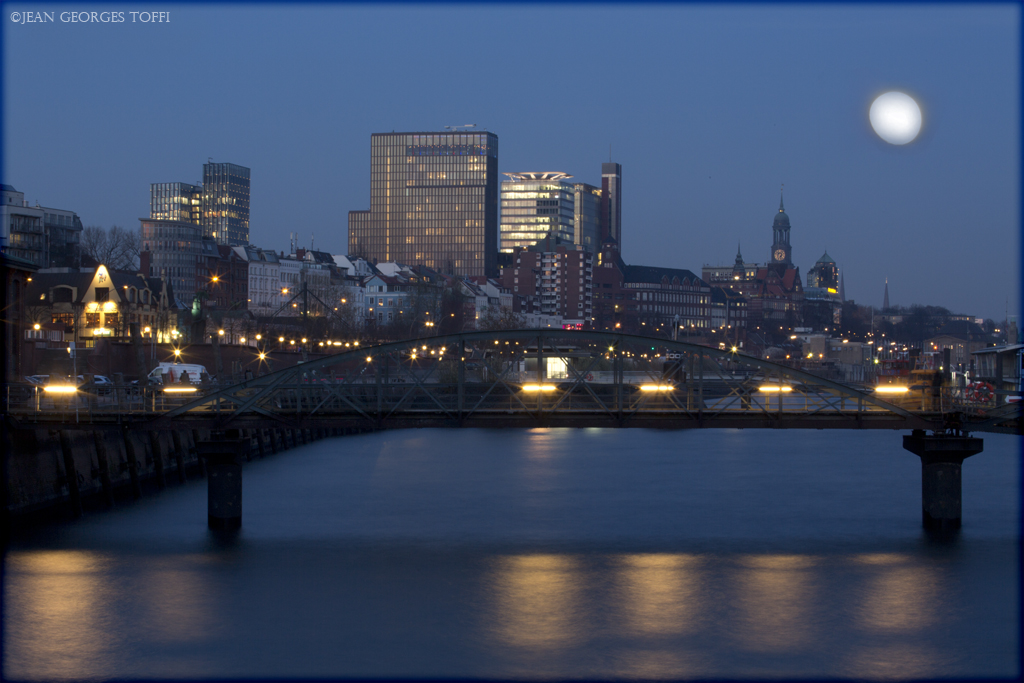 blaue Stunde Überseebrücke