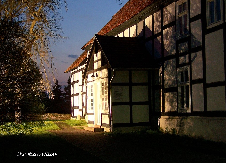 Blaue Stunde und alte Fachwerkkirche