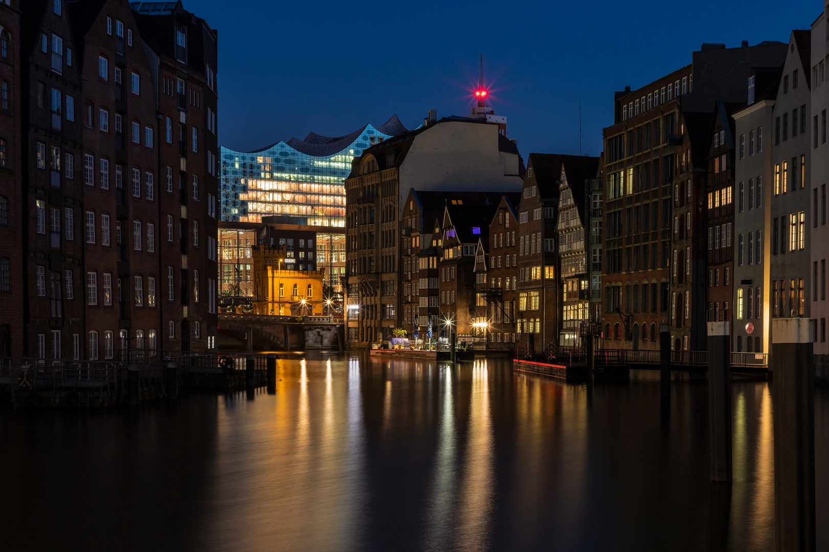 Blaue Stunde und der Blick zur Elbphilharmonie,